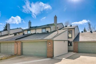 Photo 1: 15 185 Woodridge Drive SW in Calgary: Woodlands Row/Townhouse for sale : MLS®# A2045234