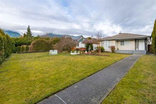 Photo 3: 1829 MAMQUAM Road in Squamish: Garibaldi Estates House for sale in "Garibaldi Estates" : MLS®# R2536708