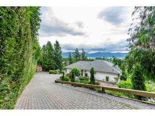 Photo 1: 2058 LION Court in Abbotsford: Abbotsford East House for sale : MLS®# R2378598