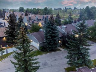 Photo 1: 20 Gladstone Gardens SW in Calgary: Glamorgan Semi Detached (Half Duplex) for sale : MLS®# A2076658