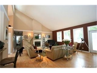 Photo 2:  in VICTORIA: Co Triangle House for sale (Colwood)  : MLS®# 459004