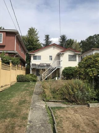 Photo 2: 3346 E 8TH AVENUE in Vancouver: Renfrew VE House for sale (Vancouver East)  : MLS®# R2399768