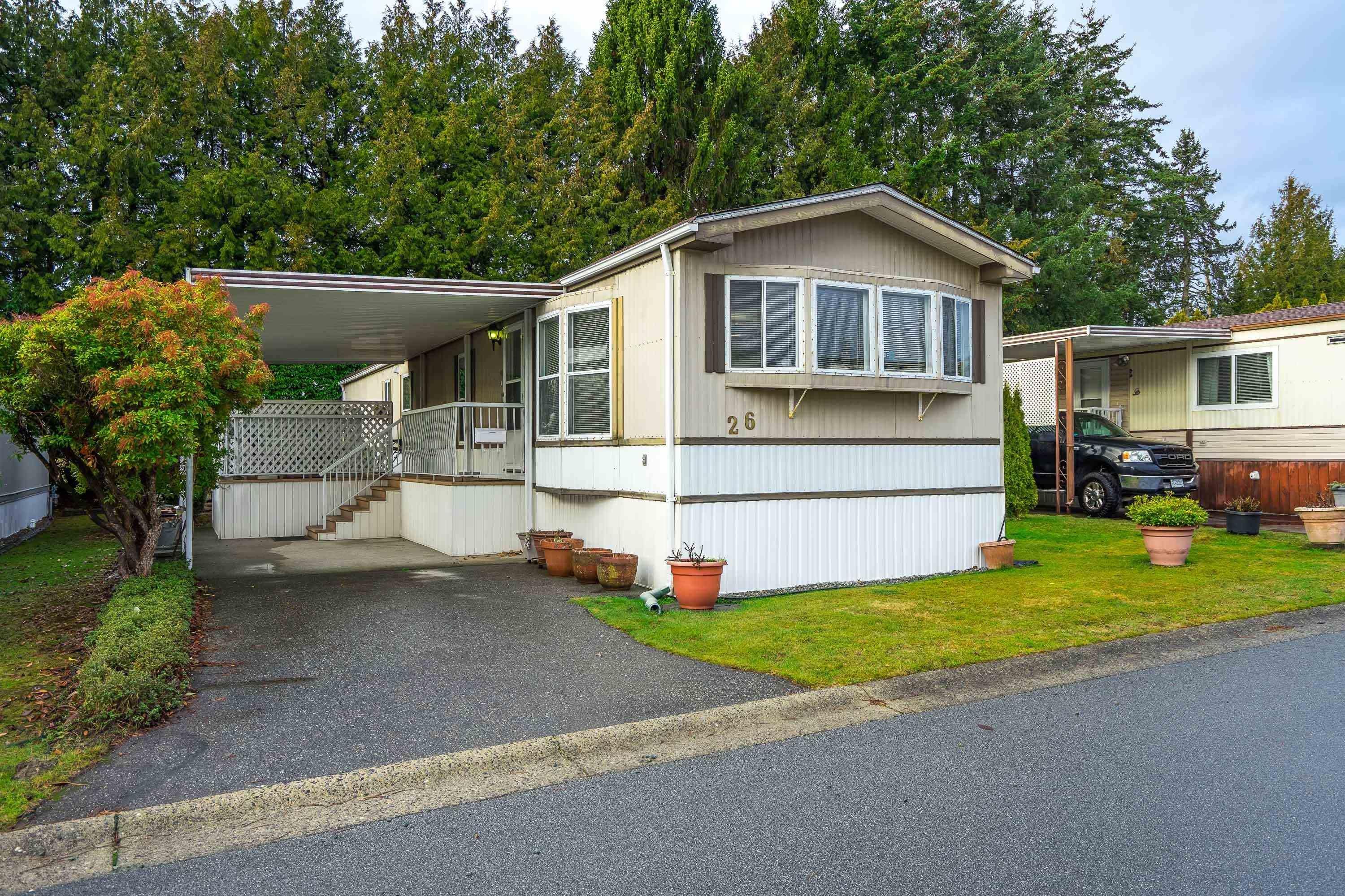 Main Photo: 26 2120 KING GEORGE Highway in Surrey: King George Corridor Manufactured Home for sale in "FIVE OAKS" (South Surrey White Rock)  : MLS®# R2746052
