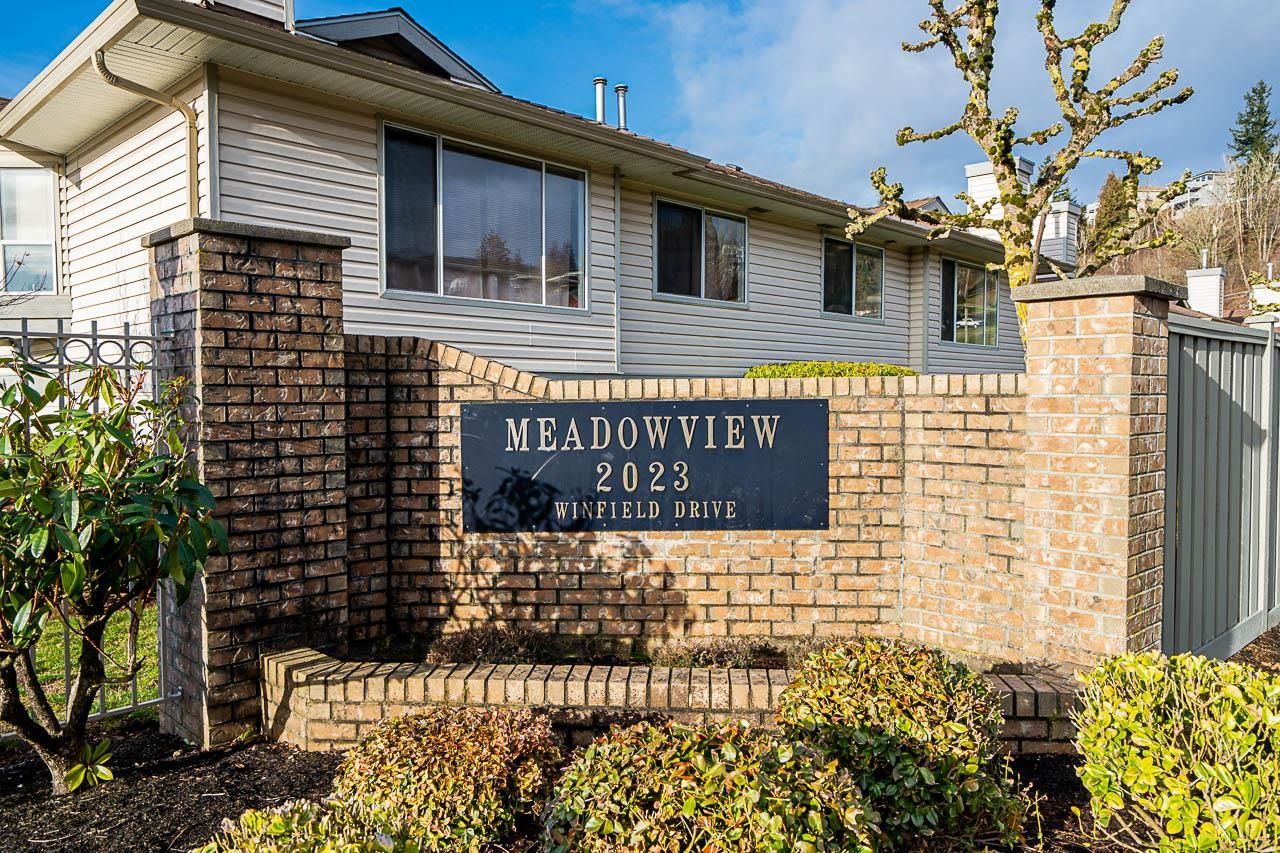 Main Photo: 24 2023 WINFIELD Drive in Abbotsford: Abbotsford East Townhouse for sale in "Meadowview" : MLS®# R2751274