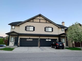 Photo 1: 384 Rockyspring Grove NW in Calgary: Rocky Ridge Row/Townhouse for sale : MLS®# A1231276