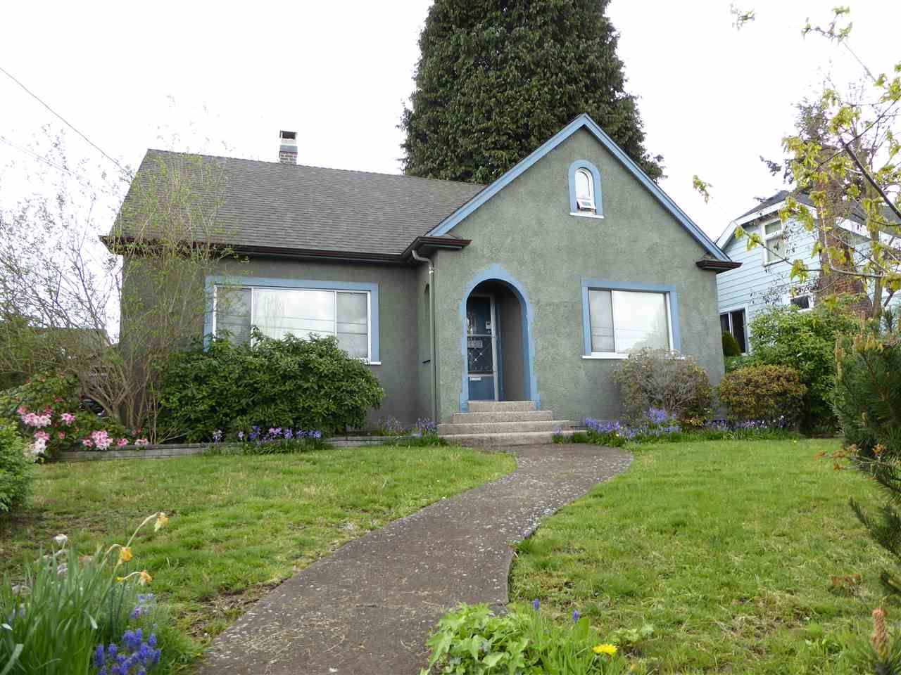 Main Photo: 1427 HAMILTON Street in New Westminster: West End NW House for sale : MLS®# R2059247
