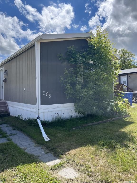 Main Photo: 205 Cypress Way in Sunset Estates: Residential for sale : MLS®# SK902020