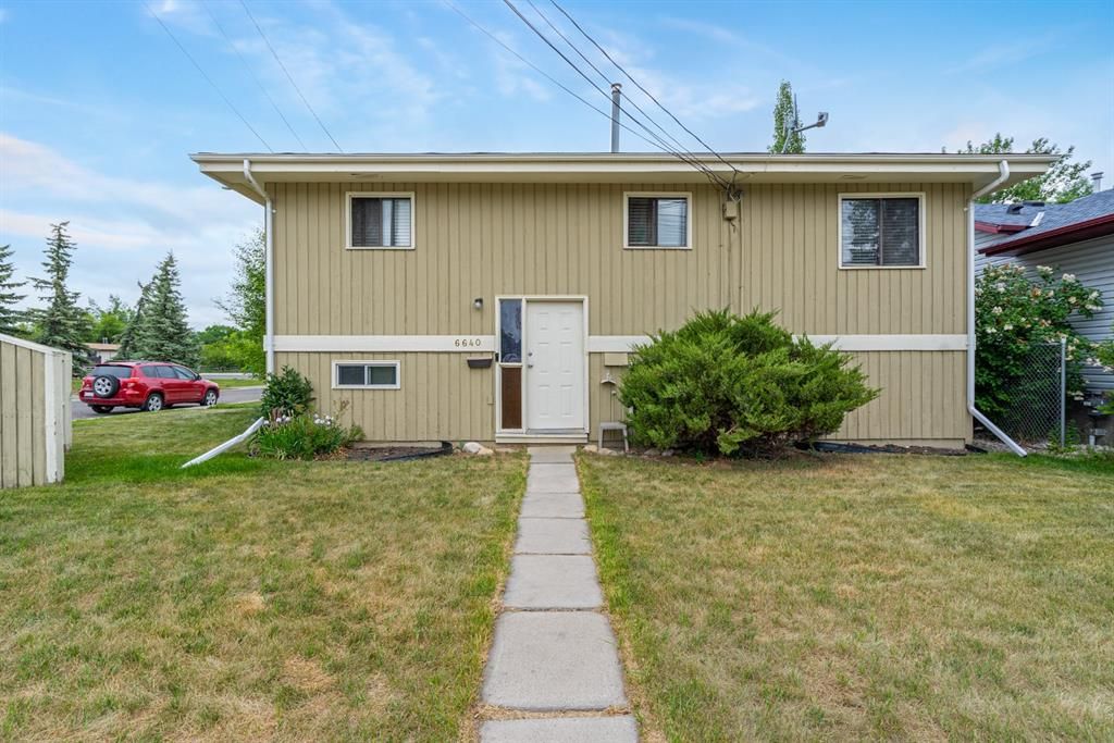 Main Photo: 6640 Bowwood Drive NW in Calgary: Bowness Detached for sale : MLS®# A1122278