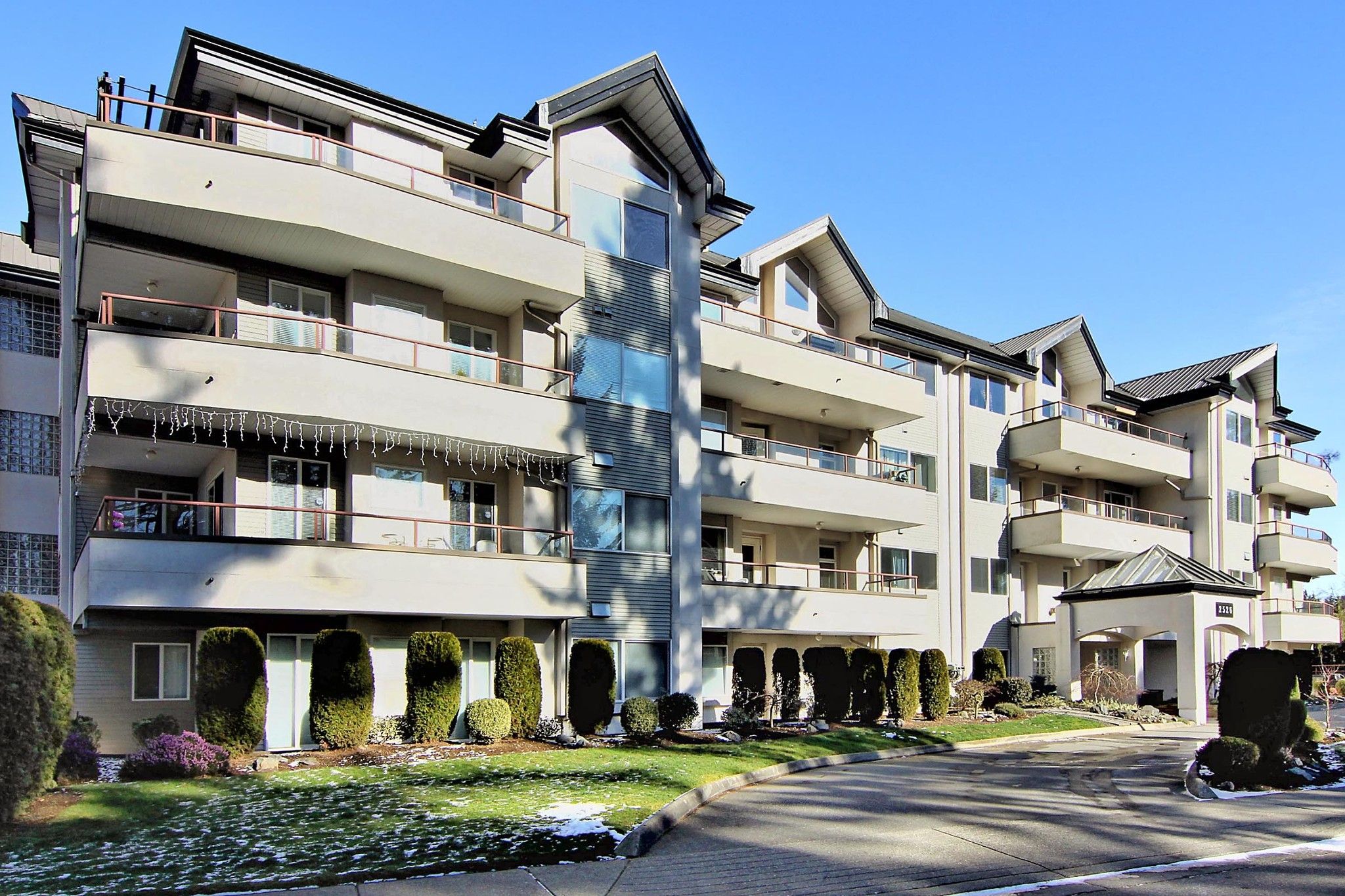 Main Photo: 304 2526 LAKEVIEW Crescent in Abbotsford: Central Abbotsford Condo for sale : MLS®# R2337653