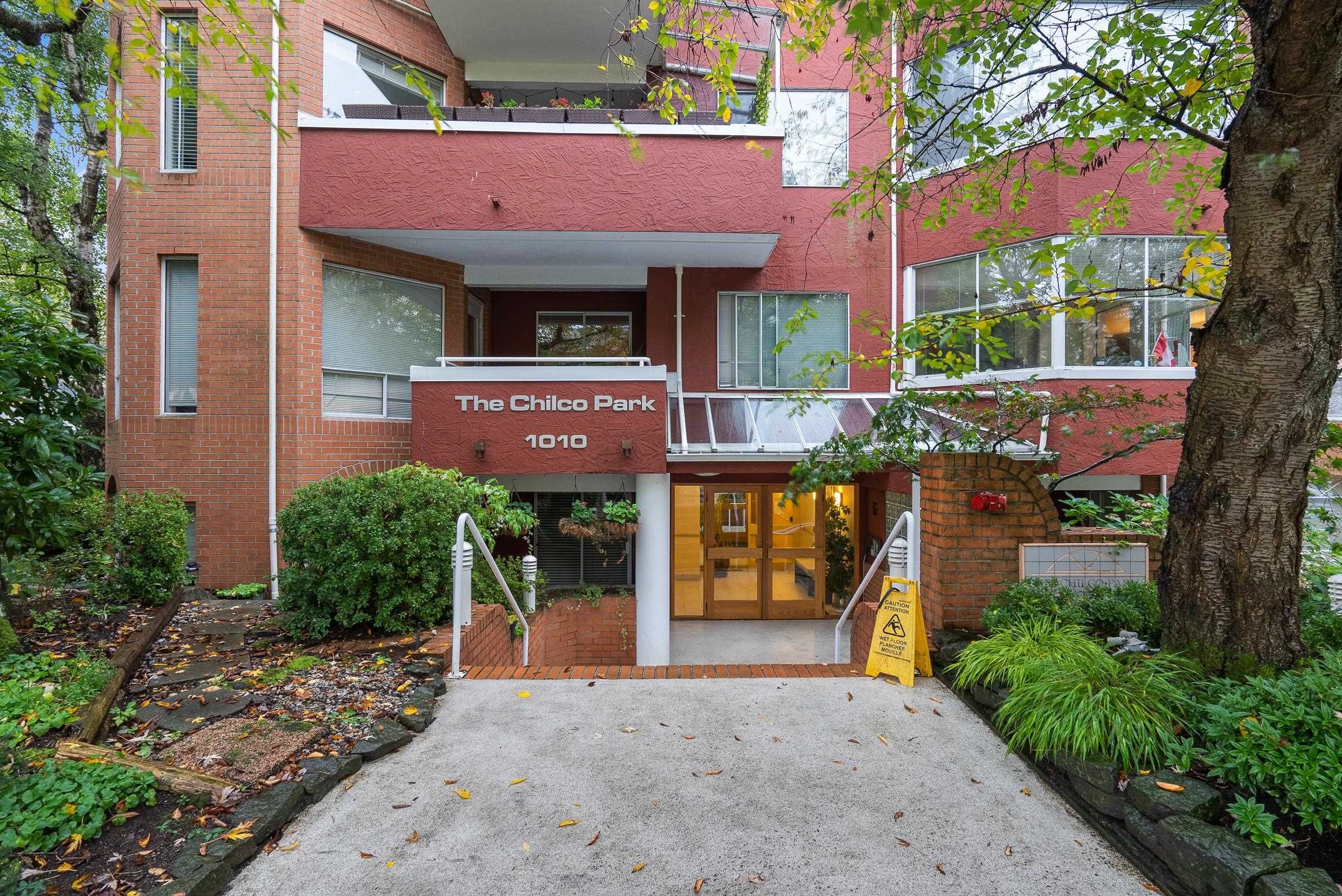Main Photo: 204 1010 CHILCO Street in Vancouver: West End VW Condo for sale in "Chilco Park" (Vancouver West)  : MLS®# R2826162