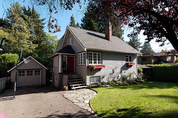 Main Photo: 914 S Sinclair Street in West Vancouver: Ambleside House for sale