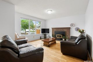 Photo 3: 122 Dale Crescent in Regina: Glencairn Village Residential for sale : MLS®# SK930210