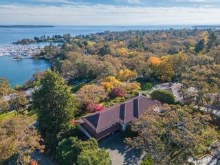 Main Photo: 3550 Beach Dr in Oak Bay: OB Uplands House for sale : MLS®# 960134
