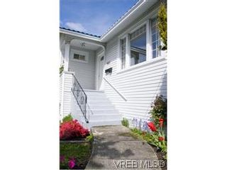 Photo 2: 982 Darwin Ave in VICTORIA: SE Quadra House for sale (Saanich East)  : MLS®# 571046