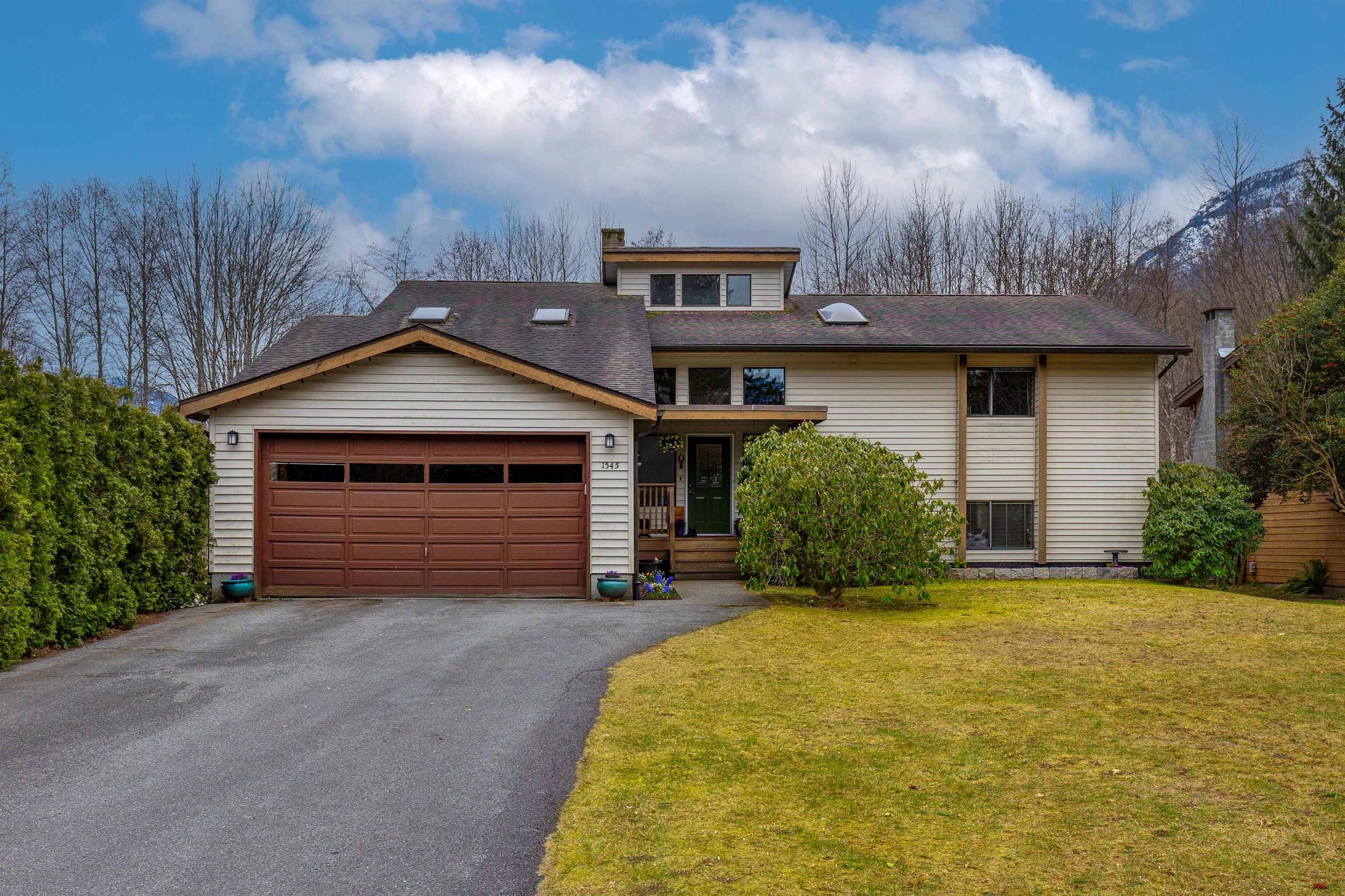 Main Photo: 1545 EAGLE RUN Drive in Squamish: Brackendale House for sale in "Brackendale" : MLS®# R2762308