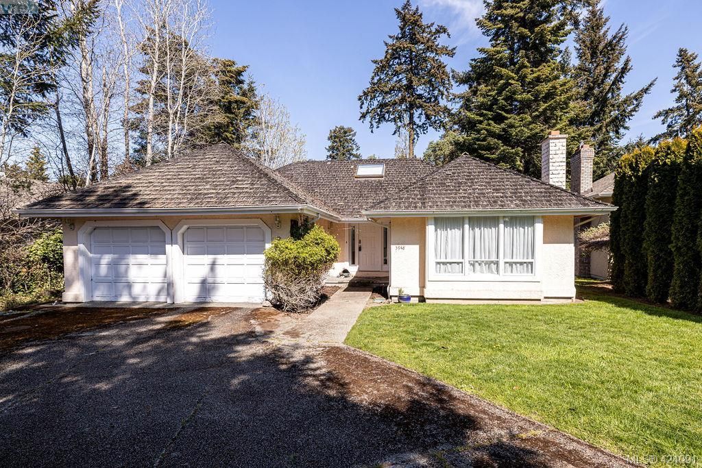 Main Photo: 3948 Scolton Lane in VICTORIA: SE Queenswood House for sale (Saanich East)  : MLS®# 837541