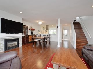 Photo 3: 8 700 ST. GEORGES Avenue in North Vancouver: Central Lonsdale Townhouse for sale : MLS®# R2329116