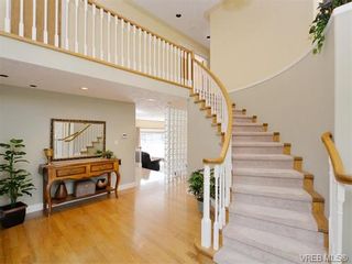 Photo 2: 917 Maltwood Terr in VICTORIA: SE Broadmead House for sale (Saanich East)  : MLS®# 751326