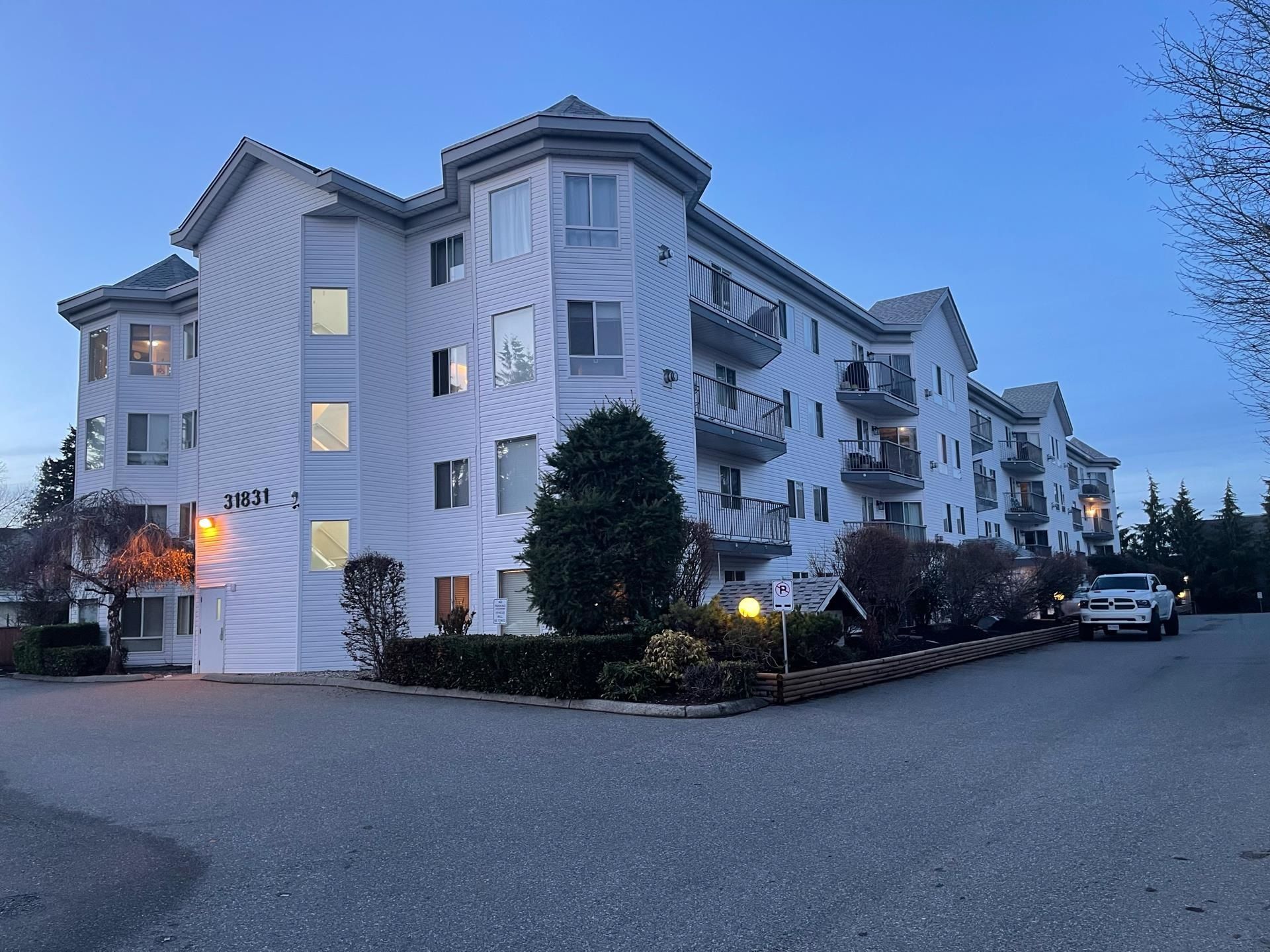 Main Photo: 401 31831 PEARDONVILLE Road in Abbotsford: Abbotsford West Condo for sale : MLS®# R2746008
