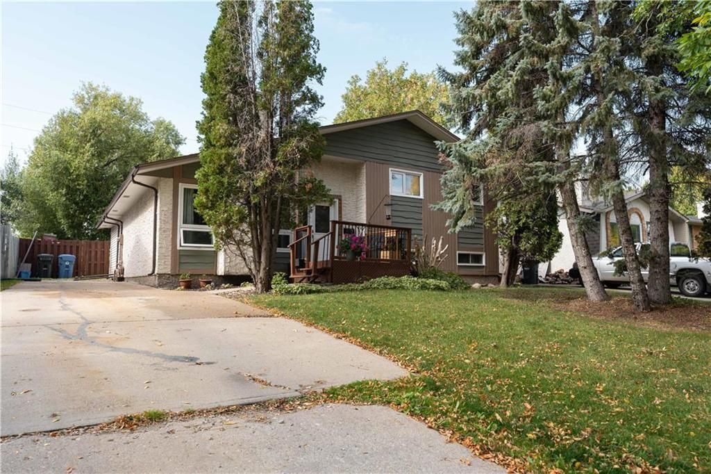 Main Photo: 35 Lakedale Place in Winnipeg: Waverley Heights Residential for sale (1L)  : MLS®# 202325738