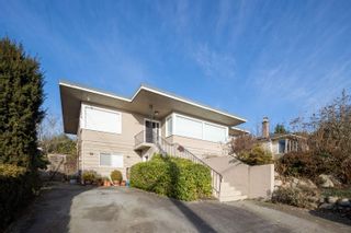 Photo 1: 1245 ESQUIMALT Avenue in West Vancouver: Ambleside House for sale : MLS®# R2867162