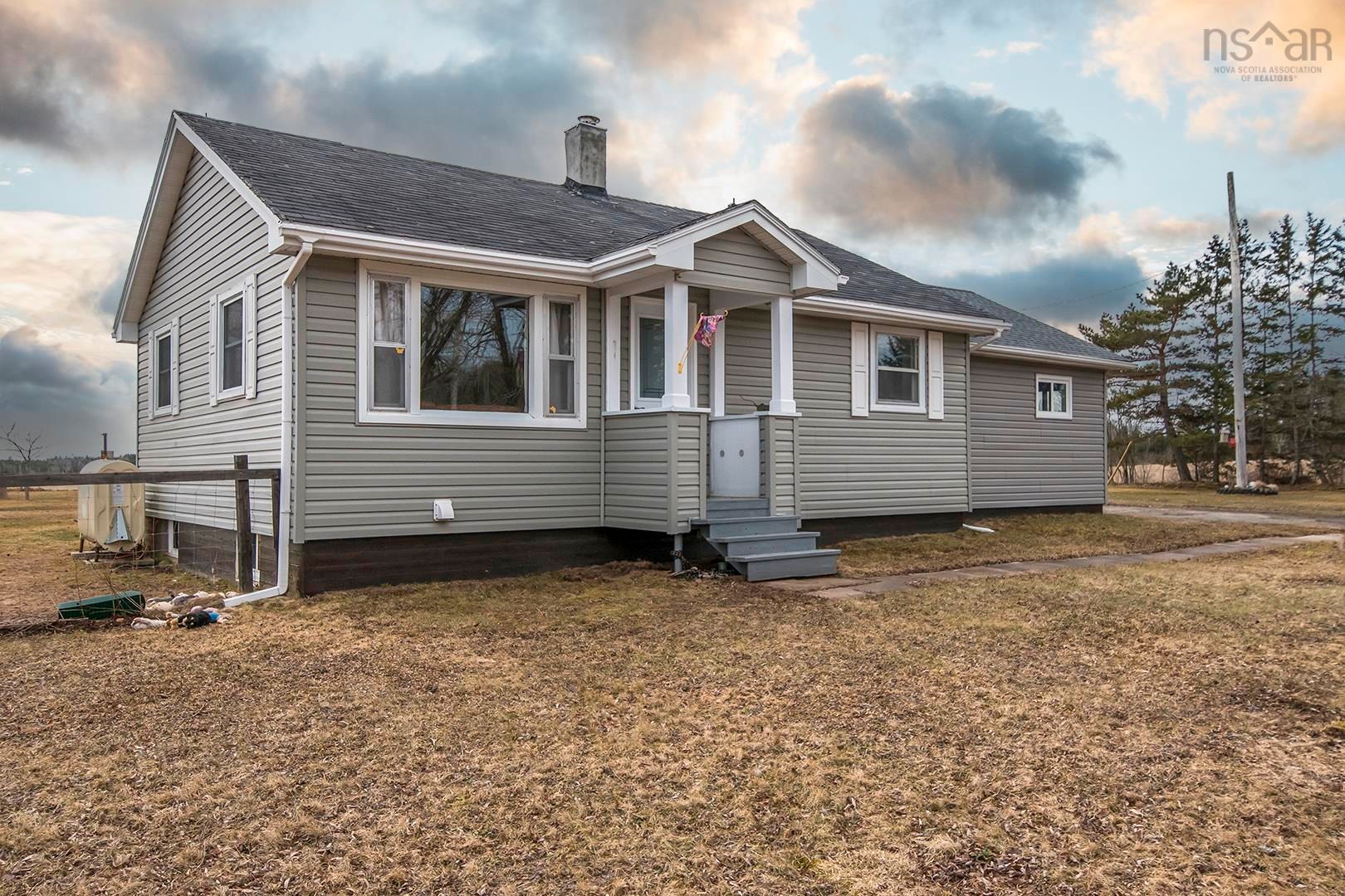 Main Photo: 4928 14 Highway in Upper Nine Mile River: 105-East Hants/Colchester West Residential for sale (Halifax-Dartmouth)  : MLS®# 202205740