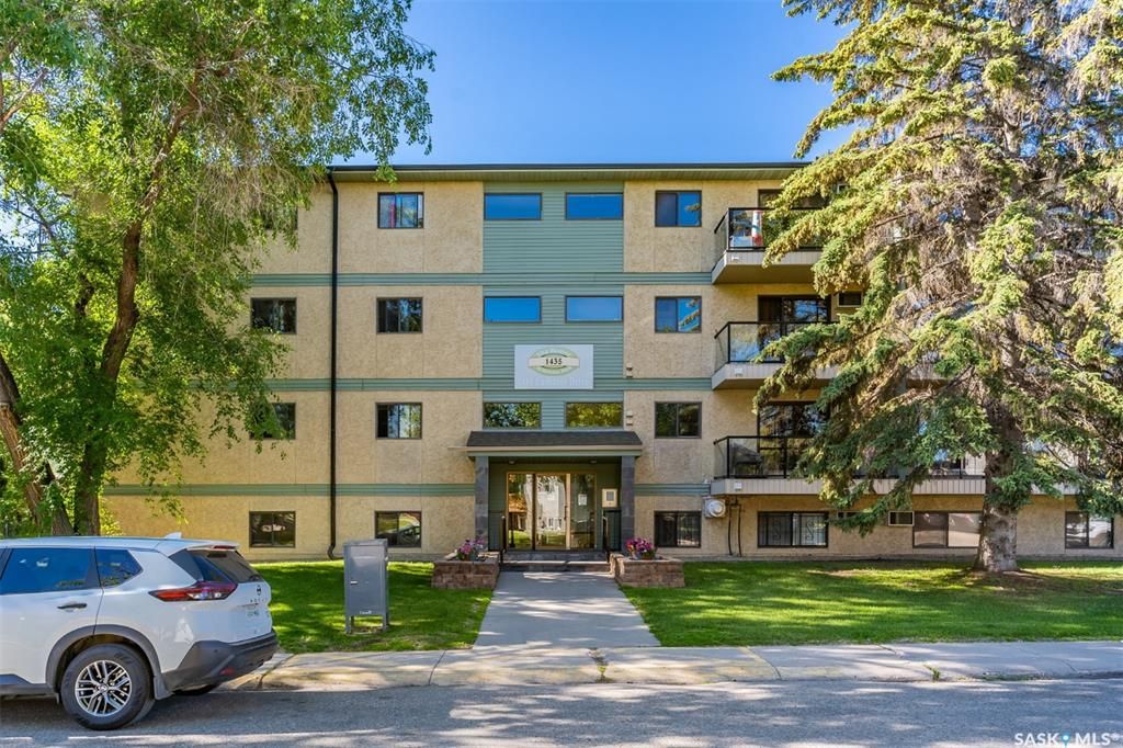 Main Photo: 303 1435 EMBASSY Drive in Saskatoon: Holiday Park Residential for sale : MLS®# SK902504