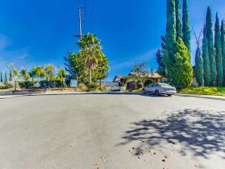 Photo 2: SOUTH ESCONDIDO House for sale : 3 bedrooms : 869 Montview Drive in Escondido