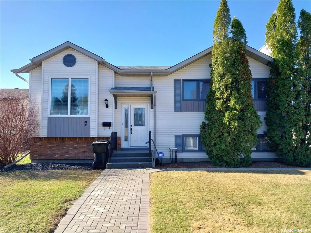 Main Photo: 2 Murray Place in Saskatoon: Dundonald Residential for sale : MLS®# SK927814