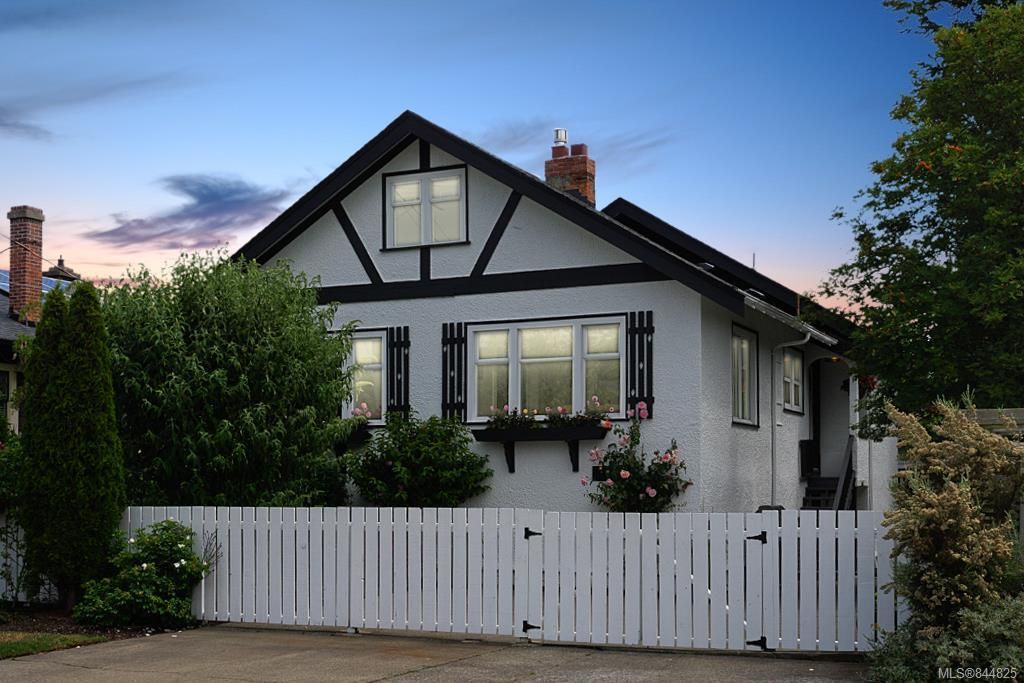 Main Photo: 1883 Monteith St in Oak Bay: OB North Oak Bay House for sale : MLS®# 844825