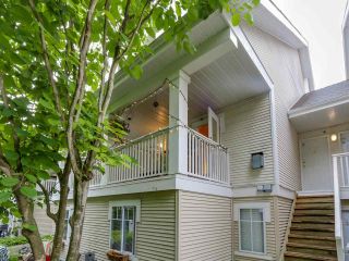 Photo 2: 2422 E 8 Avenue in Vancouver: Renfrew VE Townhouse for sale in "8th Avenue Garden Apartment" (Vancouver East)  : MLS®# R2073648
