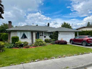 Photo 1: 8561 BROADWAY Street in Chilliwack: Chilliwack E Young-Yale House for sale : MLS®# R2593236