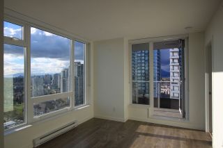 Photo 2: 1902 5665 BOUNDARY Road in Vancouver: Collingwood VE Condo for sale in "Wall Centre Central Park" (Vancouver East)  : MLS®# R2355553