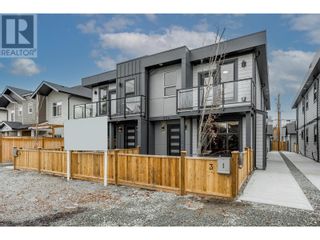 Photo 1: 824 Glenwood Avenue Unit# 2 in Kelowna: House for sale : MLS®# 10308138