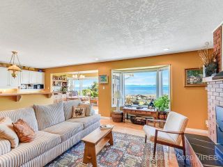 Photo 1: 1836 Astra Road in Comox: House for sale : MLS®# 465606