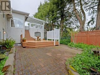 Photo 2: 2208 Edgelow St in Saanich: House for sale : MLS®# 936108