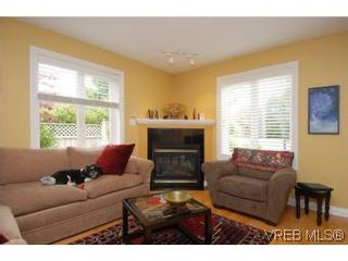 Photo 3: 3850 Stamboul St in VICTORIA: SE Mt Tolmie Row/Townhouse for sale (Saanich East)  : MLS®# 506852