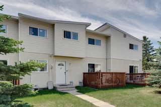 Photo 2: 2 4515 7 Avenue SE in Calgary: Forest Heights Row/Townhouse for sale : MLS®# A1174535