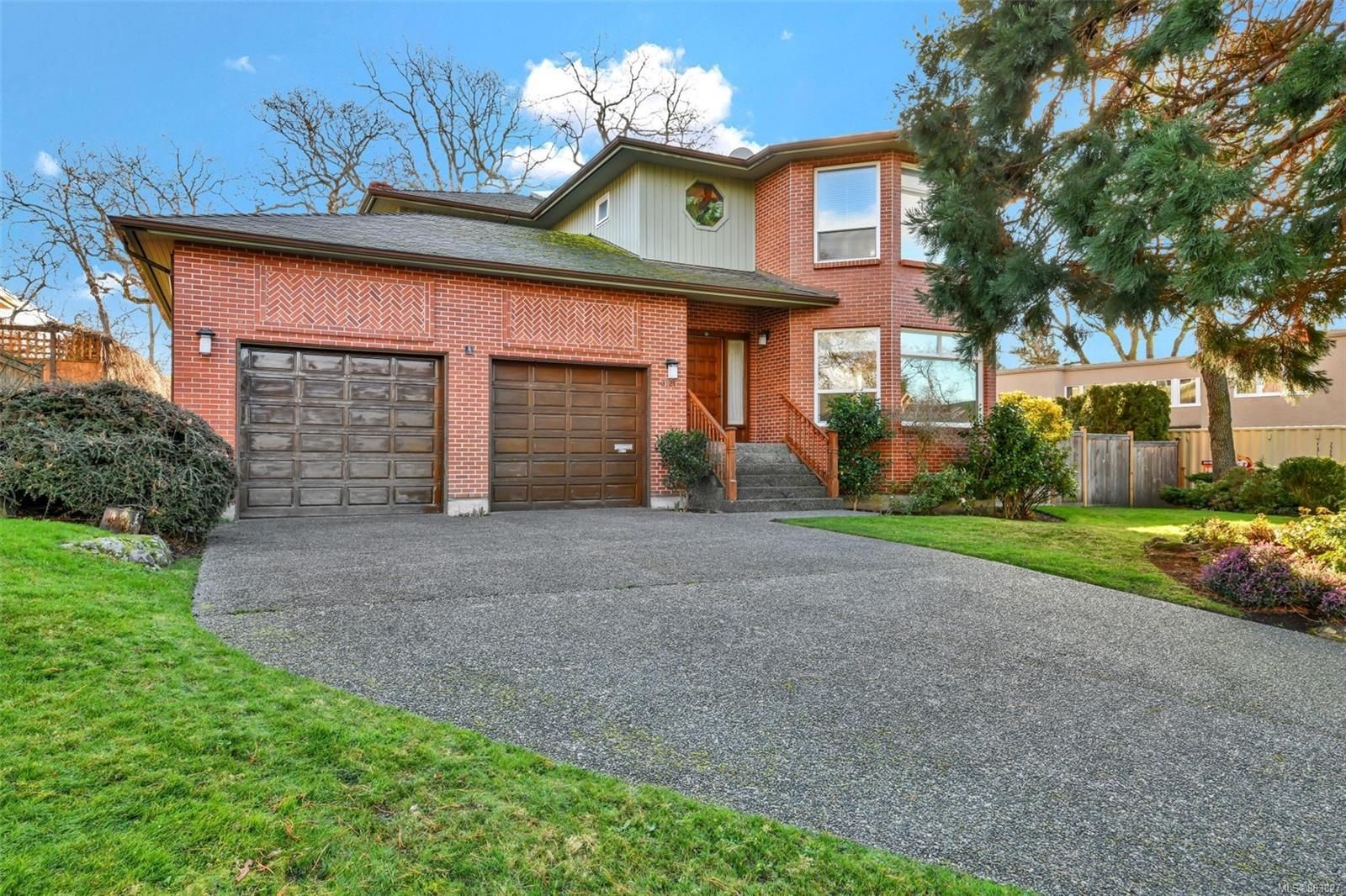 Main Photo: 3121 Wessex Close in Oak Bay: OB Henderson House for sale : MLS®# 863827