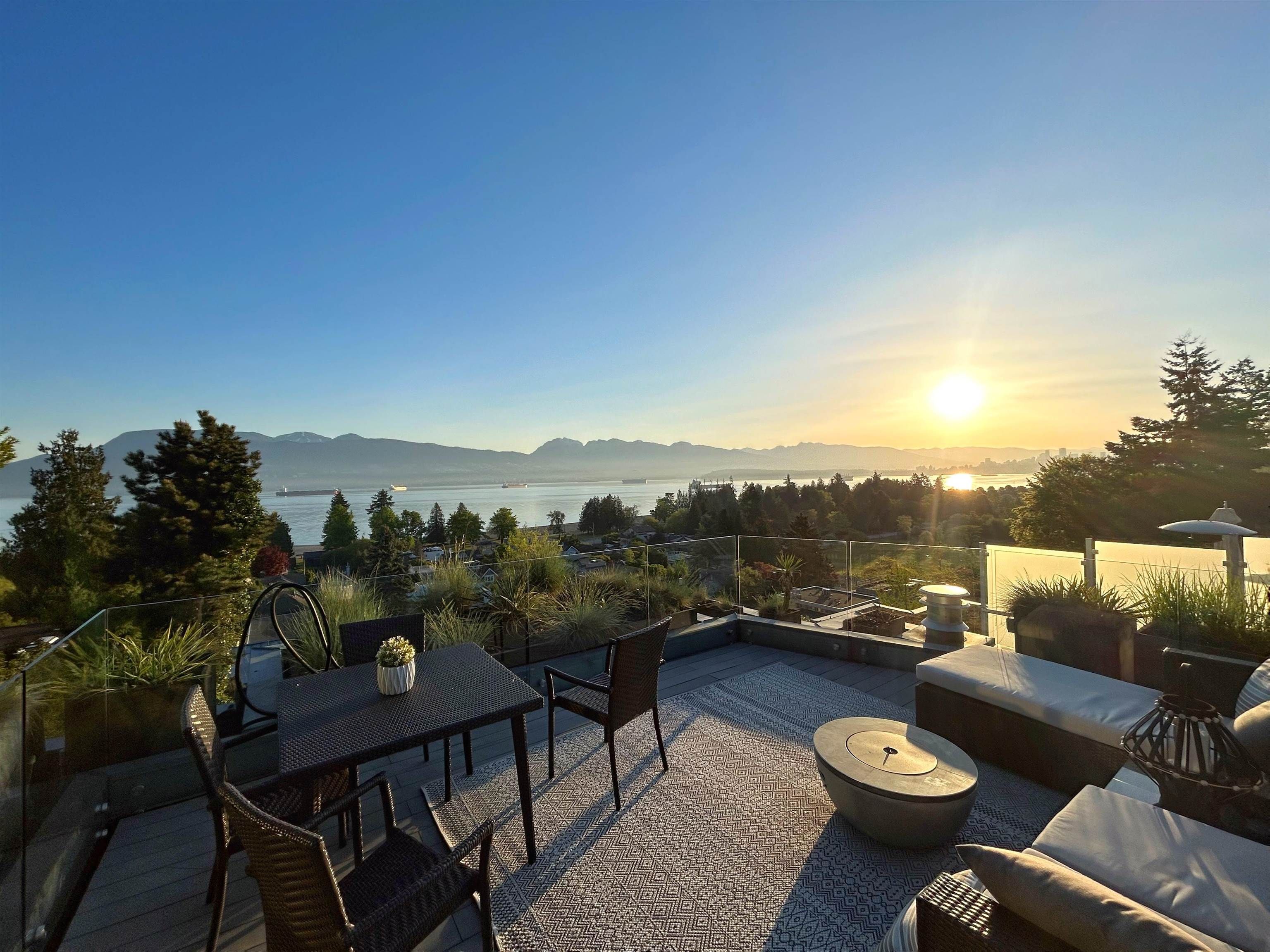 Main Photo: 4559 W 1ST Avenue in Vancouver: Point Grey House for sale in "Point Grey" (Vancouver West)  : MLS®# R2815428
