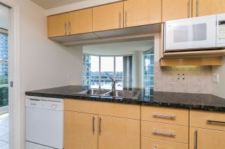 Photo 3: 908 193 AQUARIUS Mews in Vancouver: Yaletown Condo for sale in "MARINASIDE RESORTS" (Vancouver West)  : MLS®# R2089561