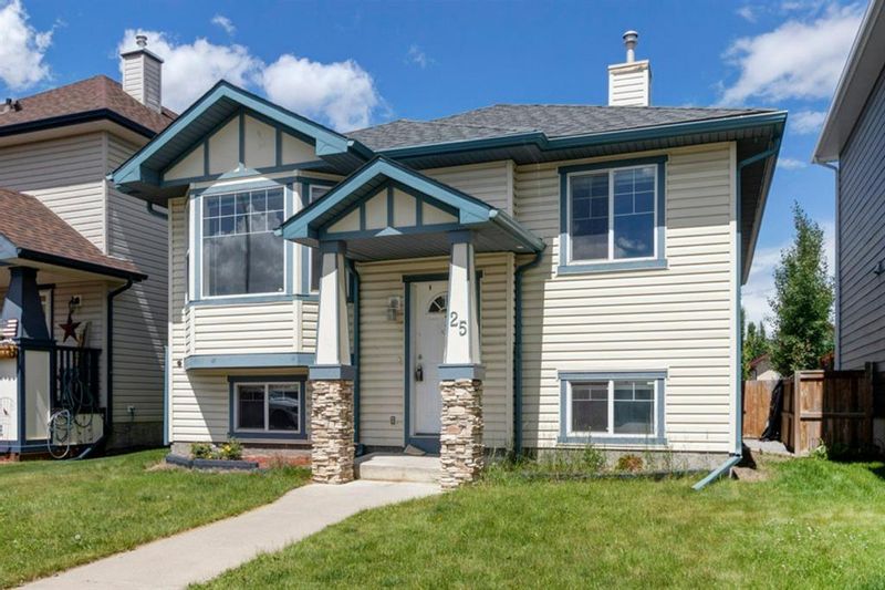 FEATURED LISTING: 25 Luxstone Crescent Southwest Airdrie