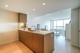 Photo 4: 2101 125 E 14TH Street in North Vancouver: Central Lonsdale Condo for sale in "CENTERVIEW" : MLS®# R2482866