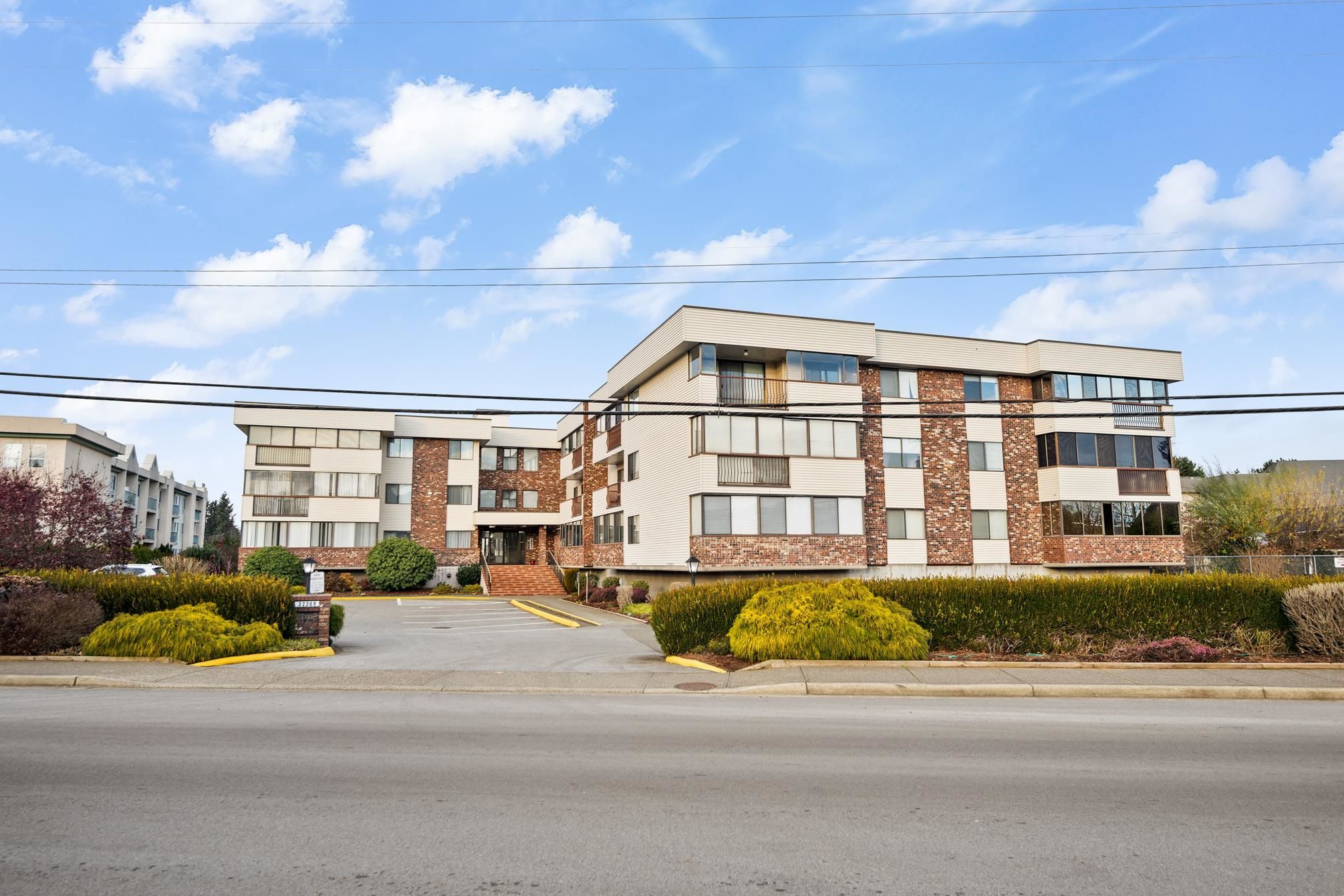 Main Photo: 303 33369 OLD YALE Road in Abbotsford: Central Abbotsford Condo for sale : MLS®# R2836001