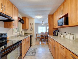 Photo 10: 2 60 Cooper Rd in View Royal: VR Glentana Manufactured Home for sale : MLS®# 883321