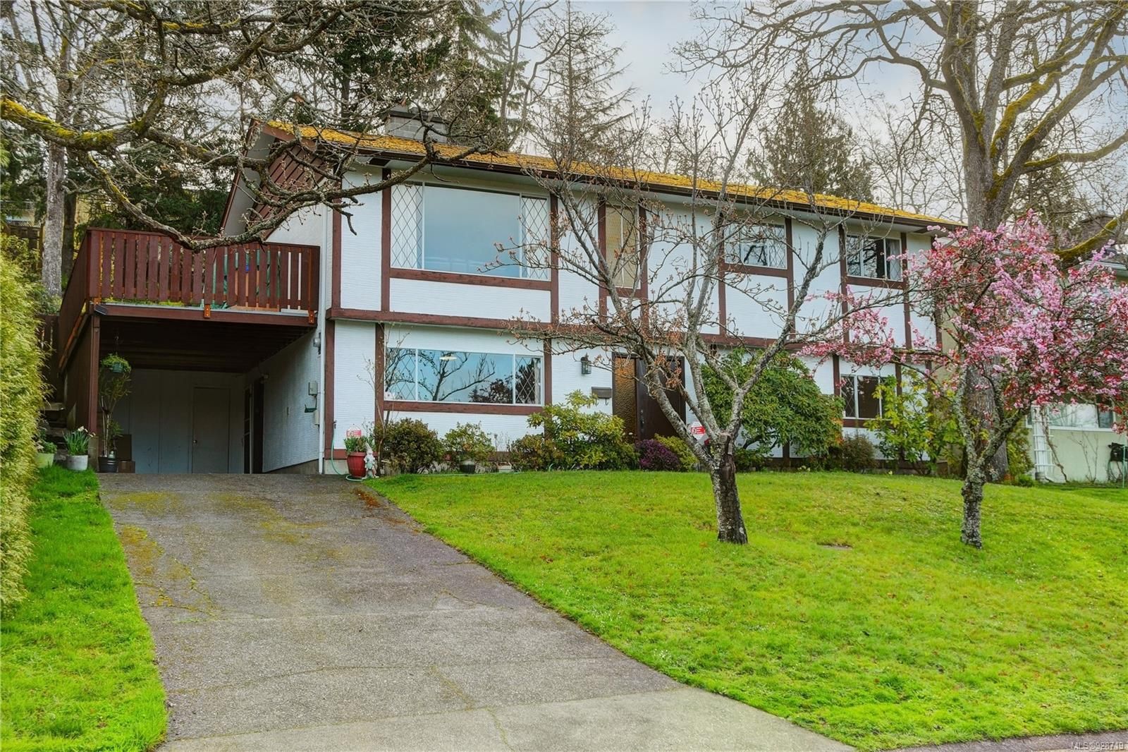 Main Photo: 4225 Thornhill Cres in Saanich: SE Gordon Head House for sale (Saanich East)  : MLS®# 928719