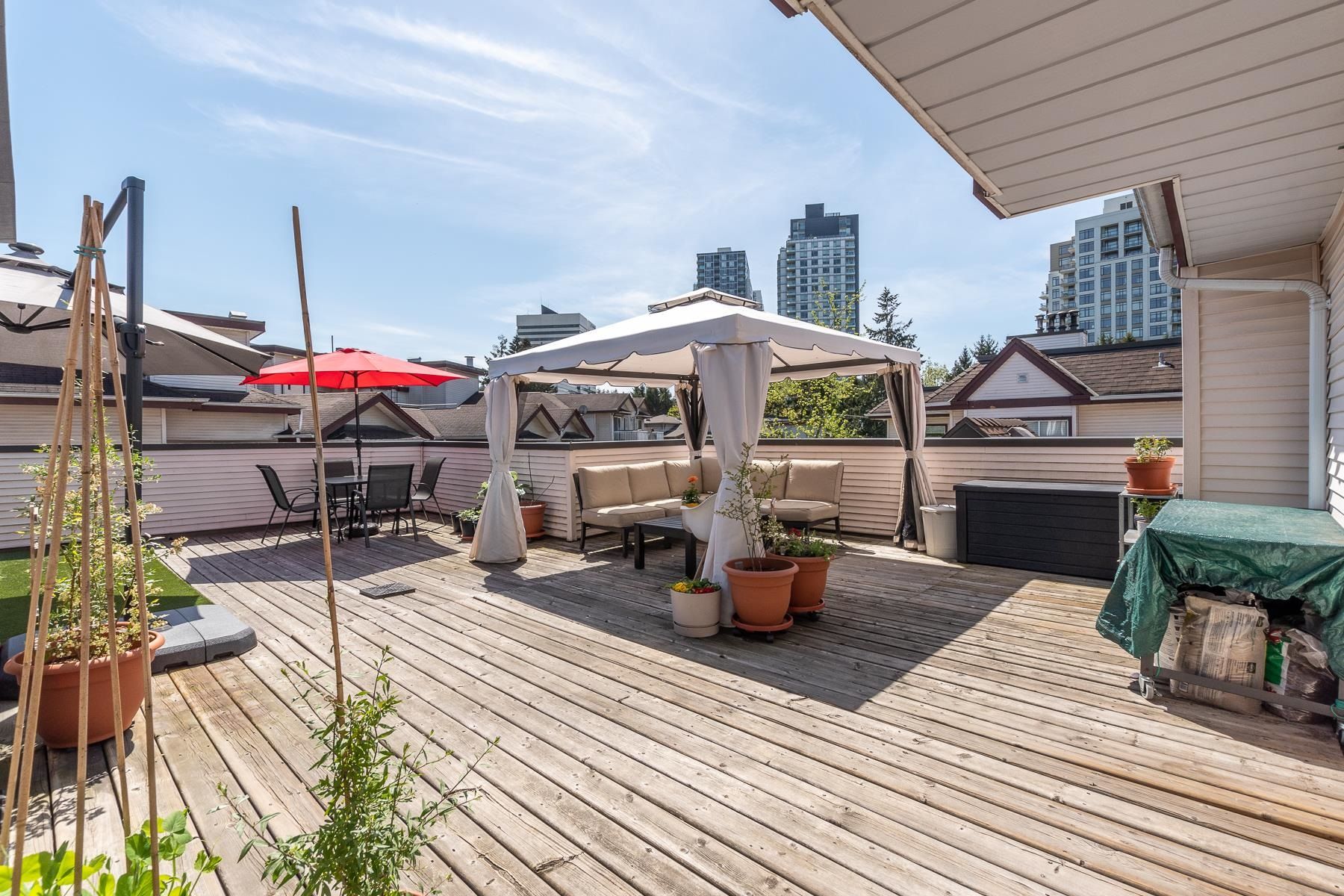 Main Photo: 404 3668 RAE Avenue in Vancouver: Collingwood VE Condo for sale in "Rae Court" (Vancouver East)  : MLS®# R2777636