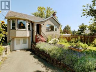 Photo 1: 2811 Austin Ave in Saanich: House for sale : MLS®# 960935