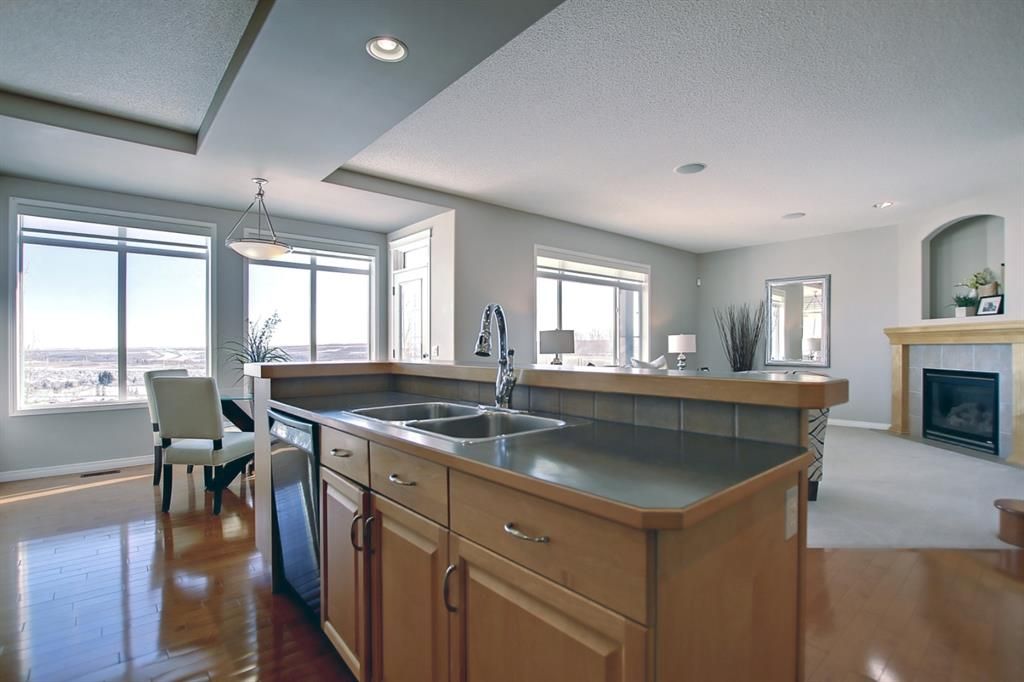 Photo 7: Photos: 158 Springbluff Heights SW in Calgary: Springbank Hill Detached for sale : MLS®# A1186976