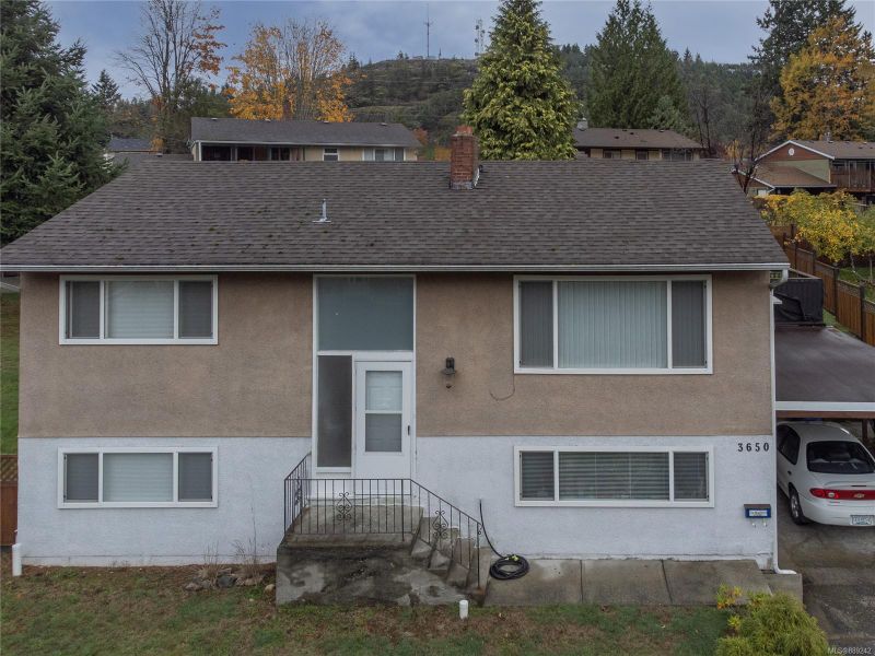 FEATURED LISTING: 3650 Uplands Dr Nanaimo